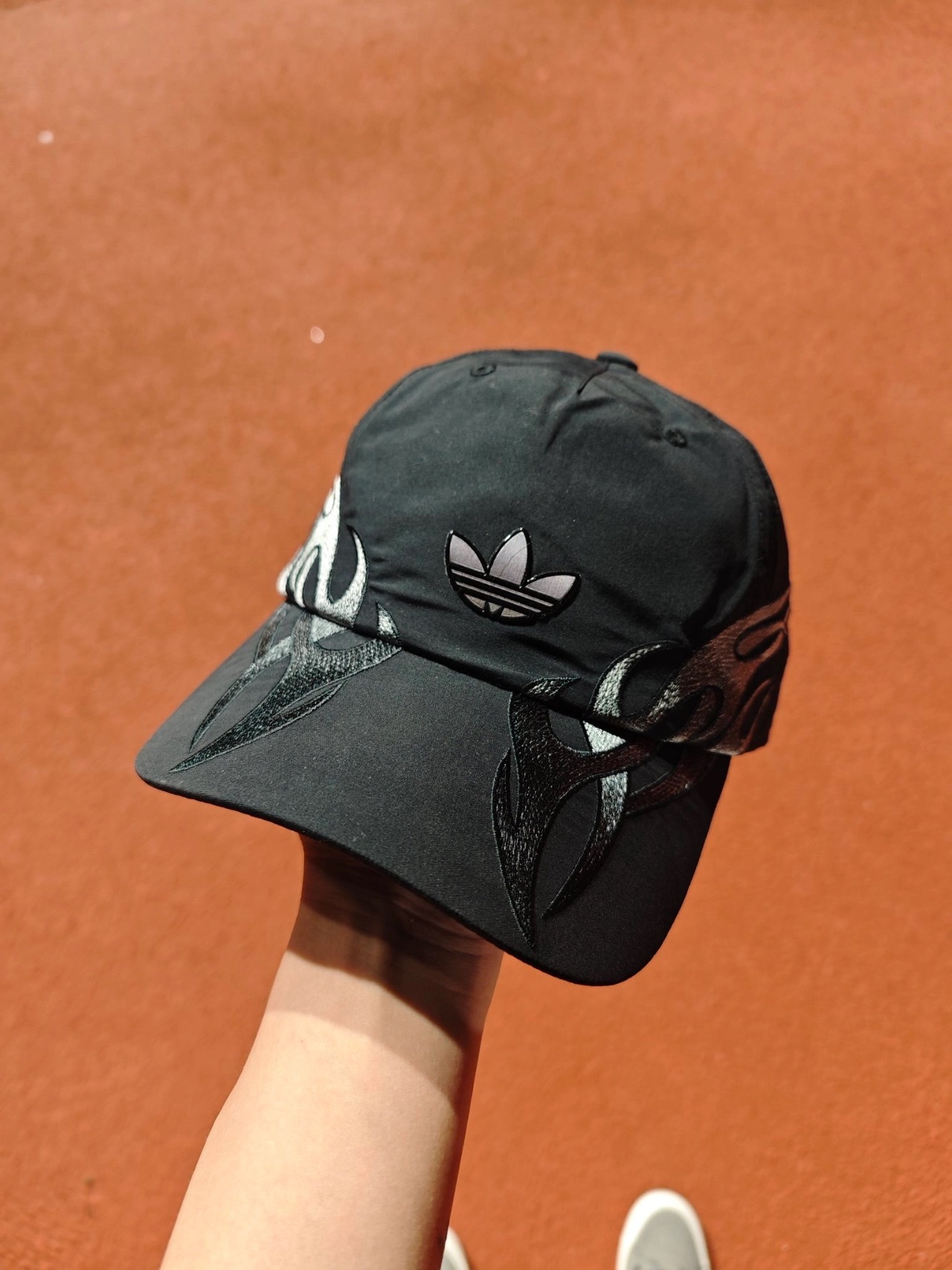 代購-adidas originals Logo 火焰 老帽  黑/白