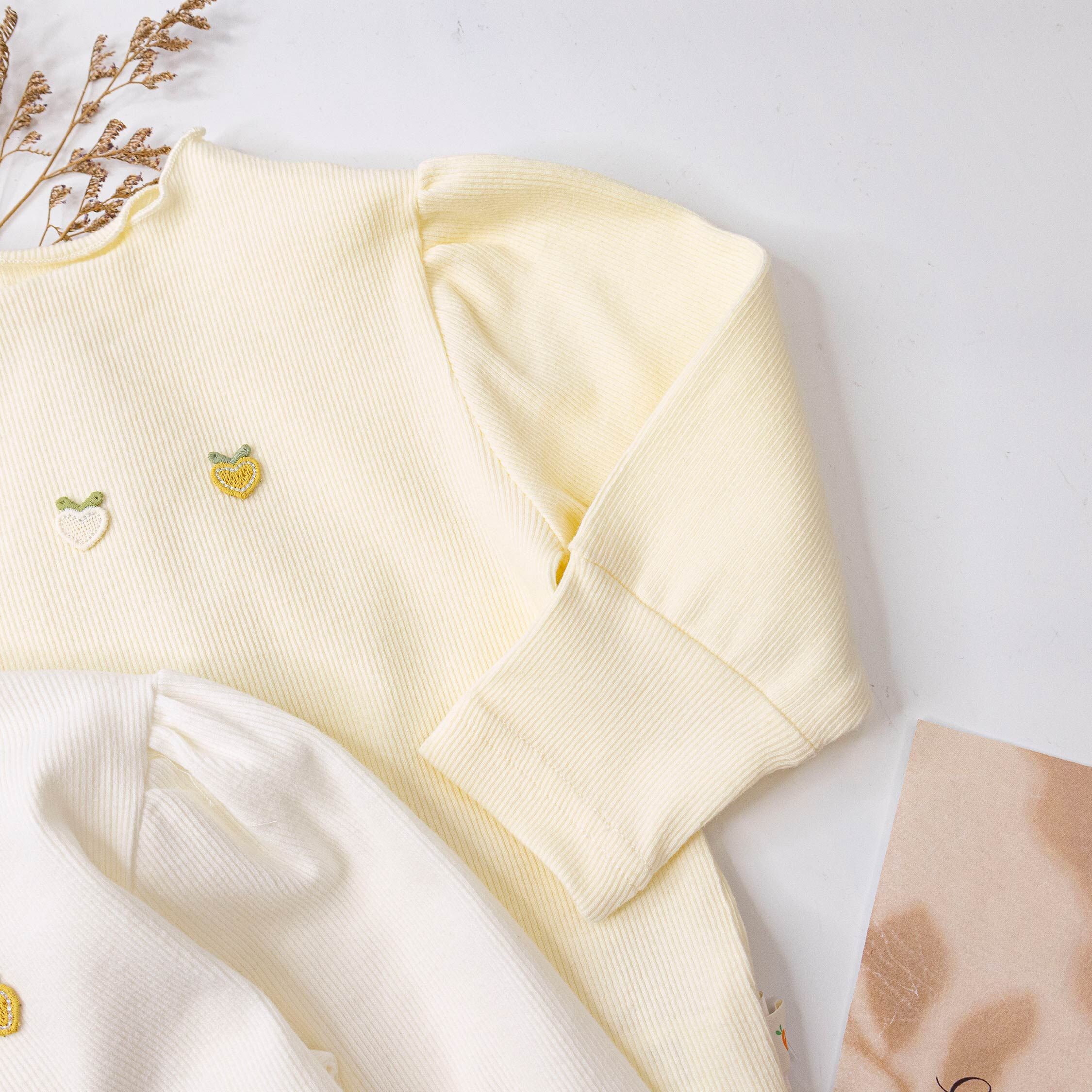 【H55317】甜美愛心布貼坑條紋上衣/內搭衣＊二色