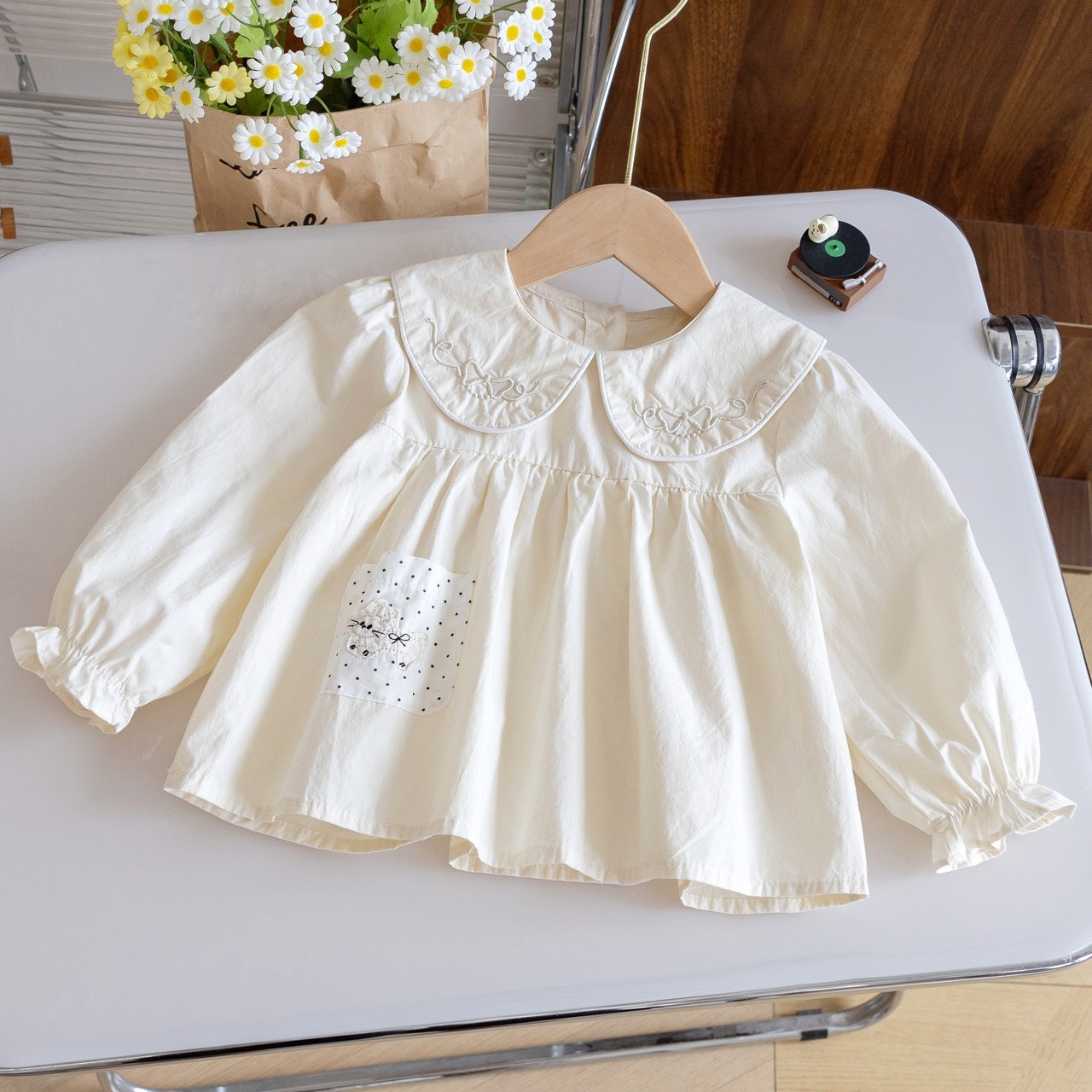 荷葉領點點口袋上衣