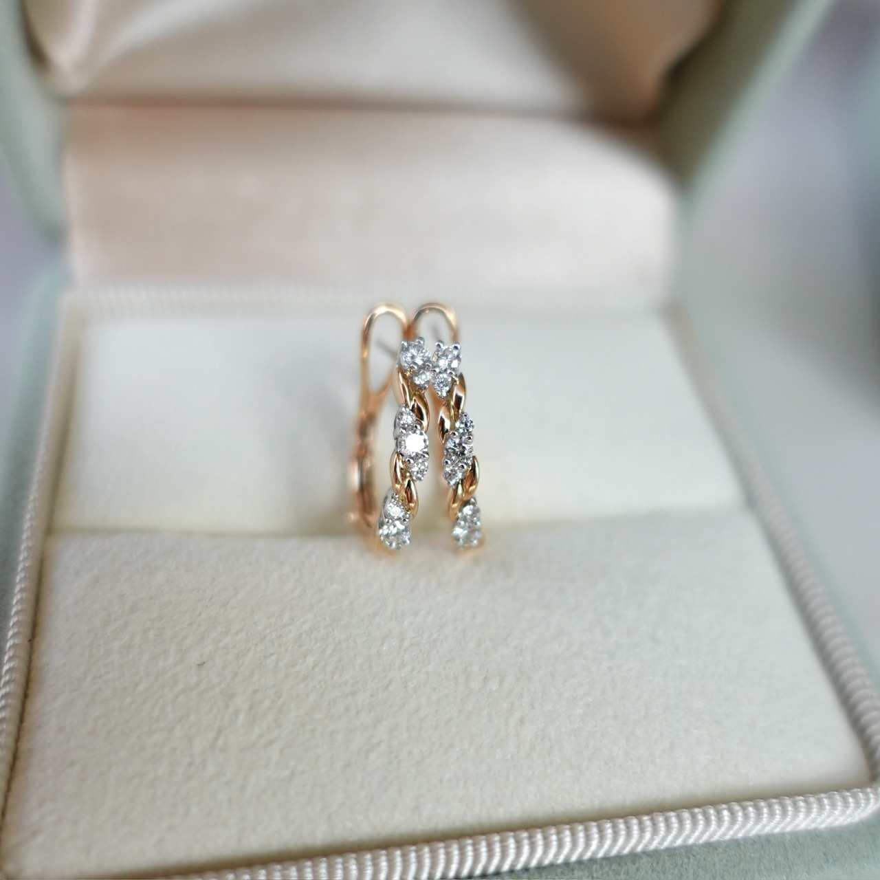 18K雙色金扭臀鑽石耳拍