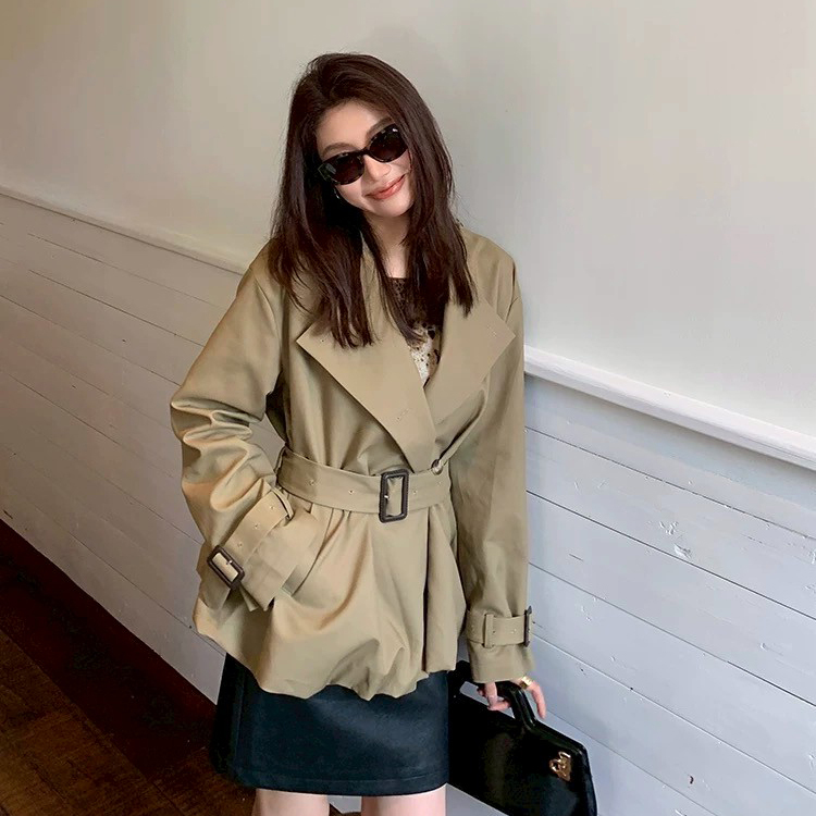 附腰帶造型奶茶杏短版風衣外套-S-L (Elegant & Love)