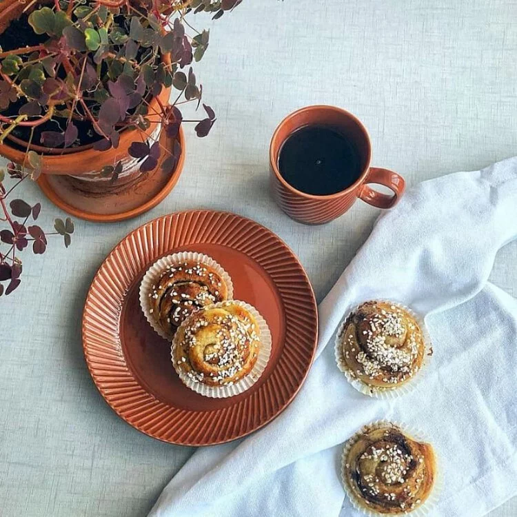 Sagaform-Coffee & More 咖啡杯,磚紅色款,搭配同系列餐盤,營造舒適的下午茶氛圍