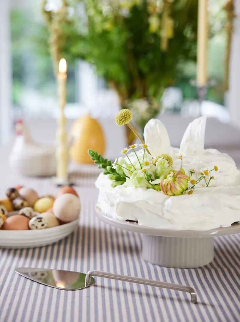 Sagaform-Flora 蛋糕點心架,讓蛋糕變得更豐富完美。可搭配 Estelle 蛋糕切刀