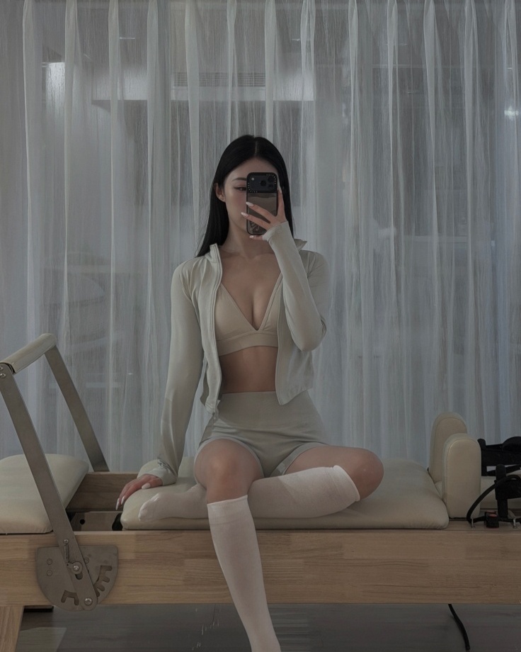 Kylie bratop 歐美深 V 胸墊上衣 / 燕麥