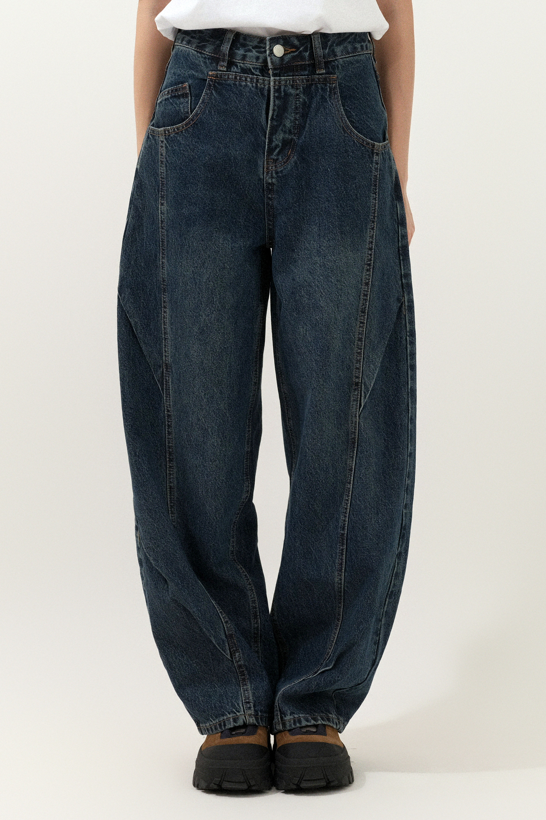 斜褶中骨繭形牛仔褲  (現貨款式）