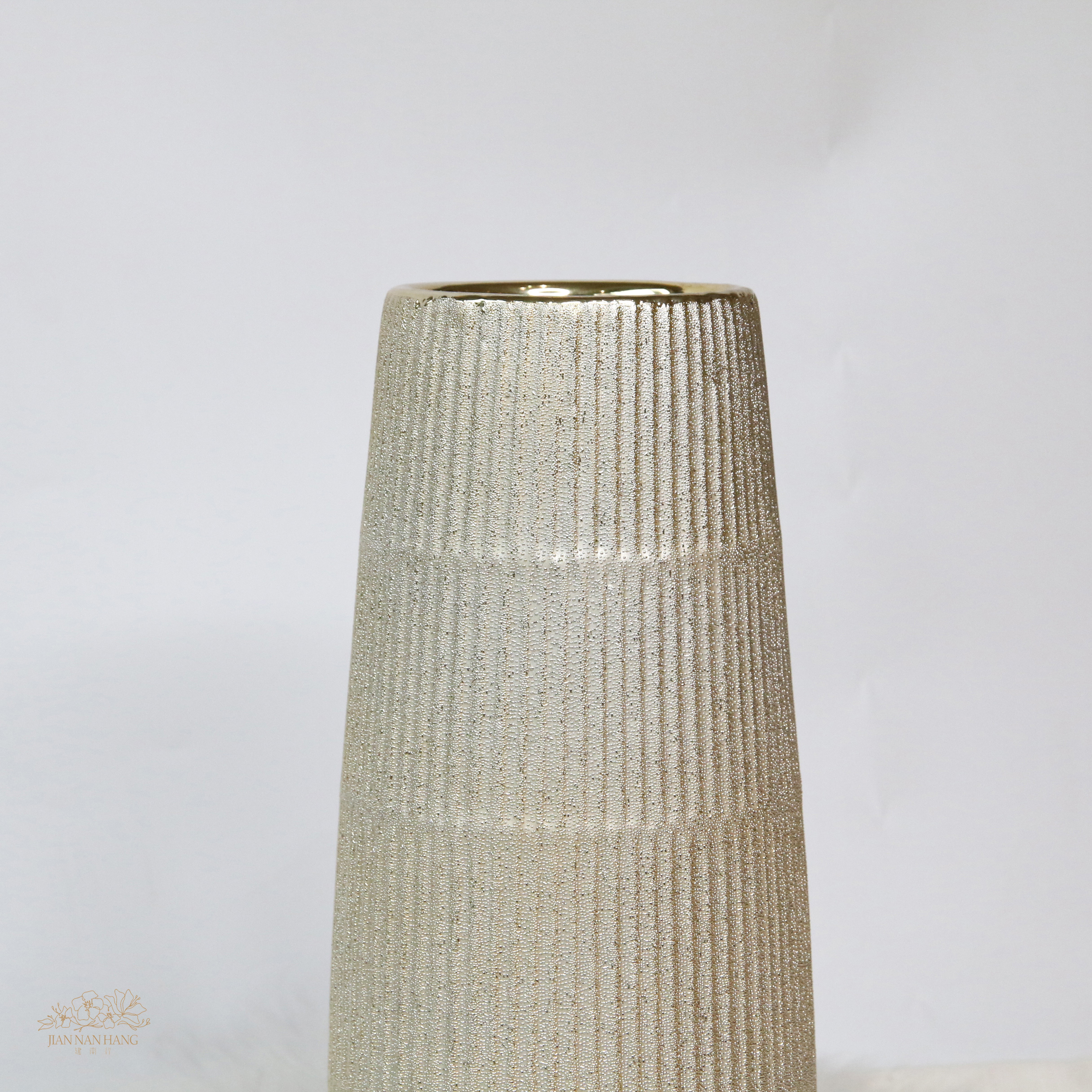 陶瓷花器 豎紋閃爍 白金