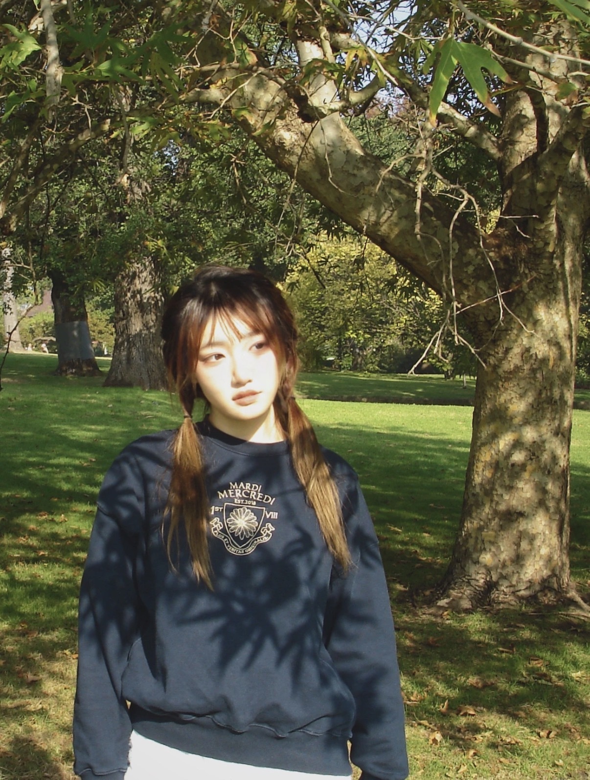MARDI MERCREDI 小雛菊字母學院徽章 深藍色衛衣
