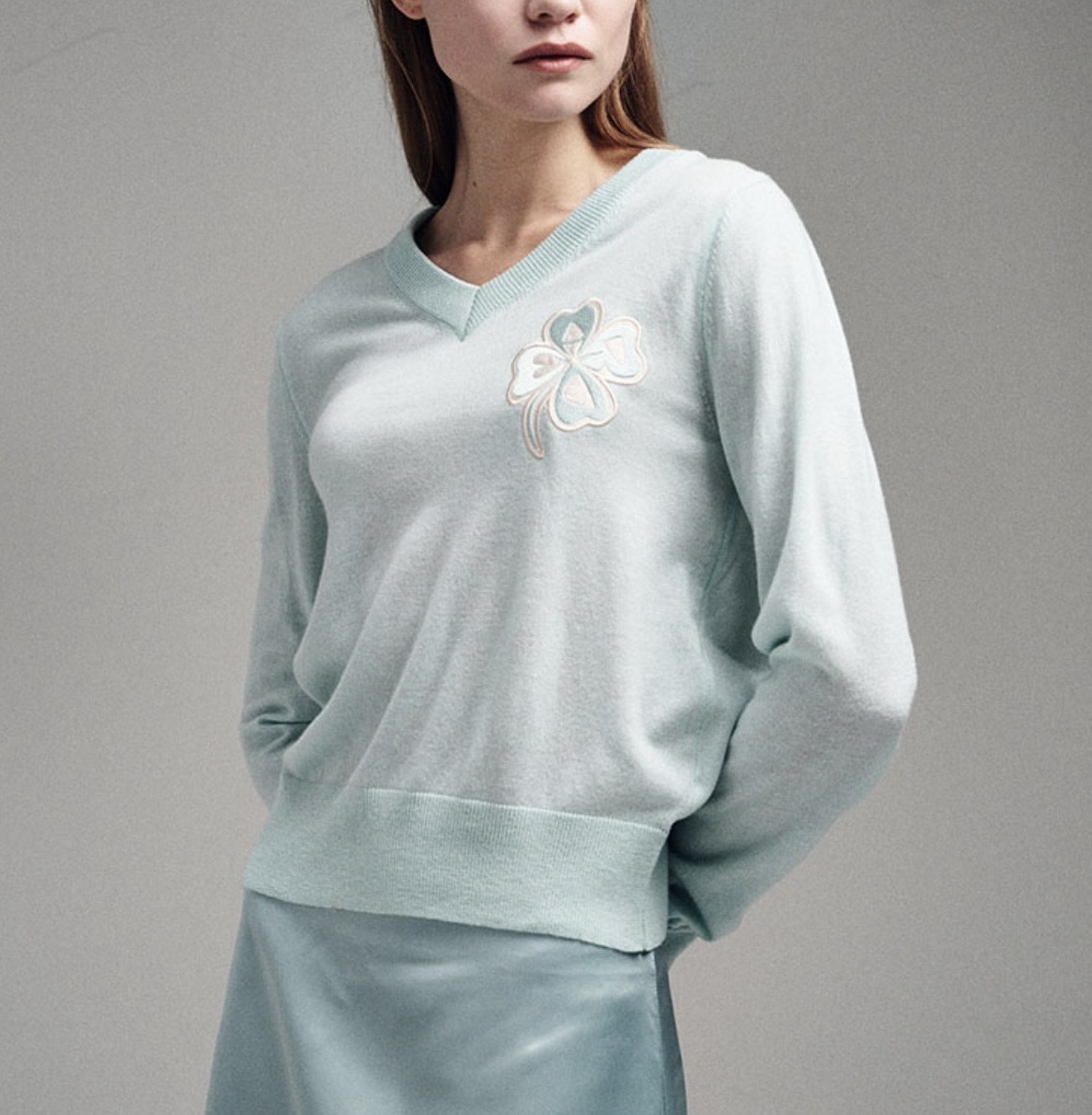 MARDI MERCREDI SS24 刺繡植物短款V領毛衣 韓版