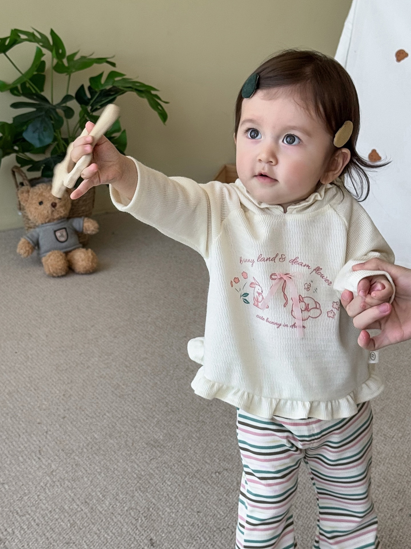 花邊連帽兔子上衣/彩虹條紋褲