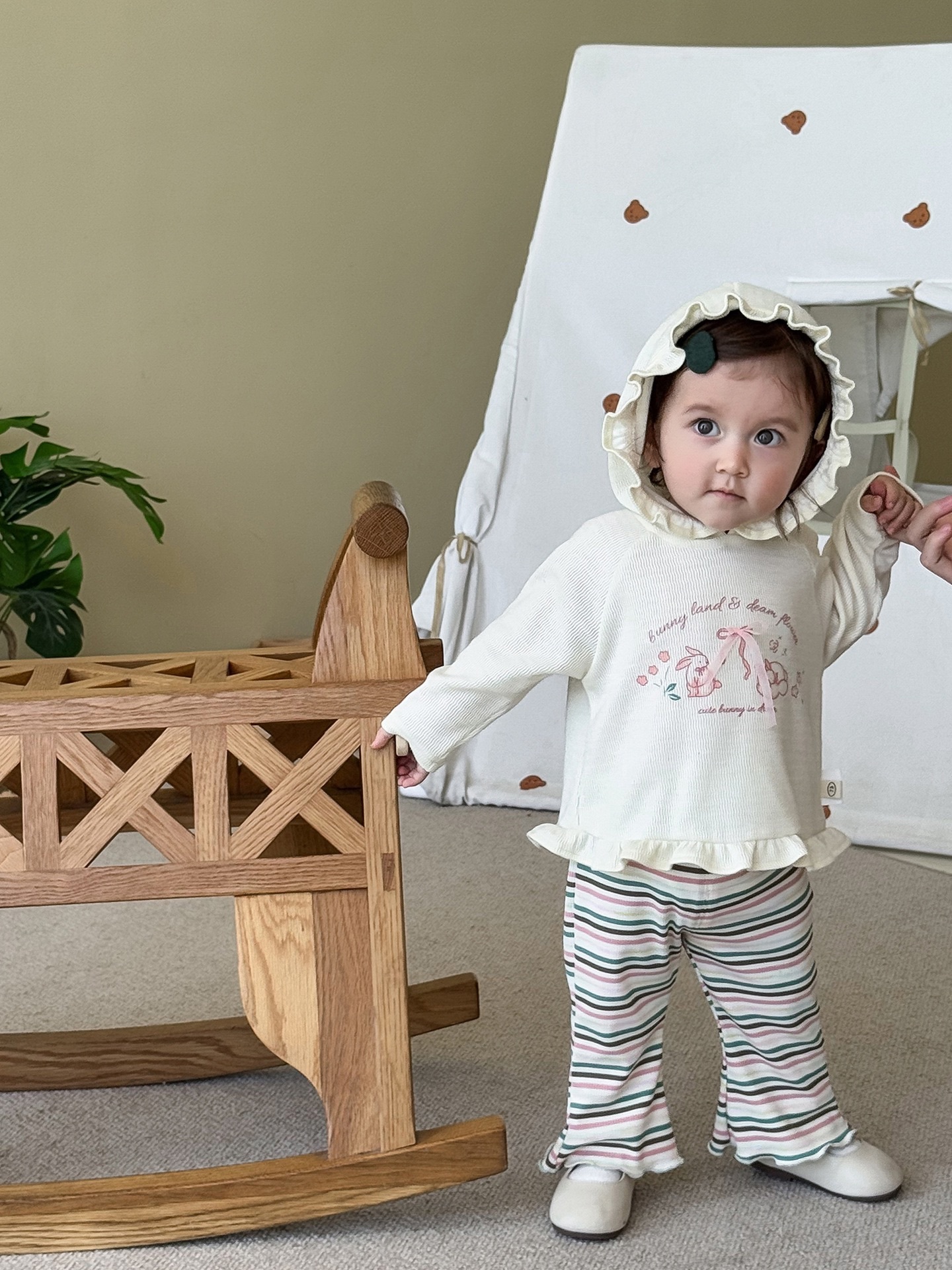 花邊連帽兔子上衣/彩虹條紋褲