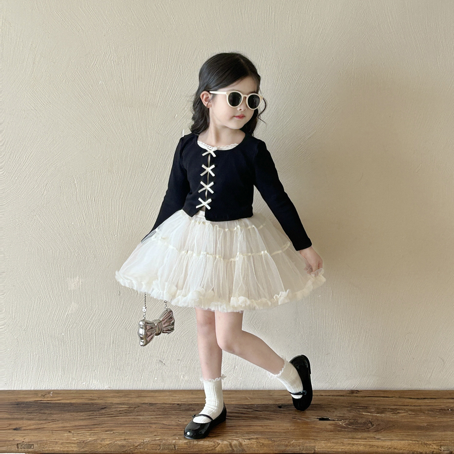 黑色蝴蝶結上衣/米色蓬蓬紗裙