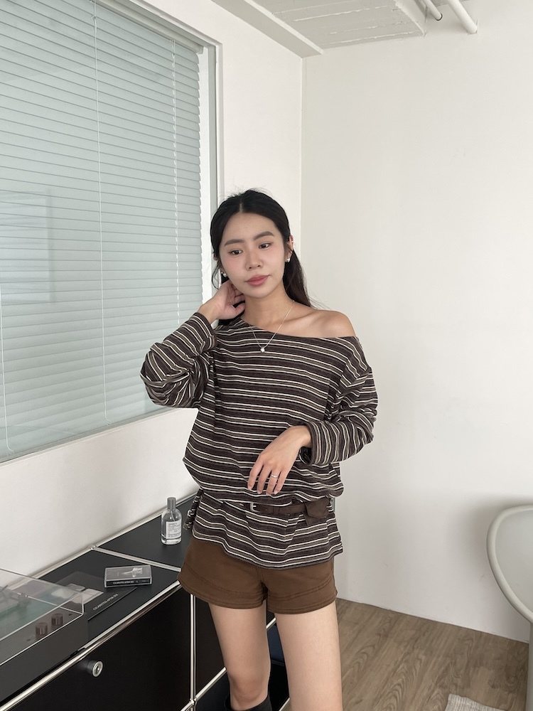 垂綴滿分條紋上衣+麂皮腰帶