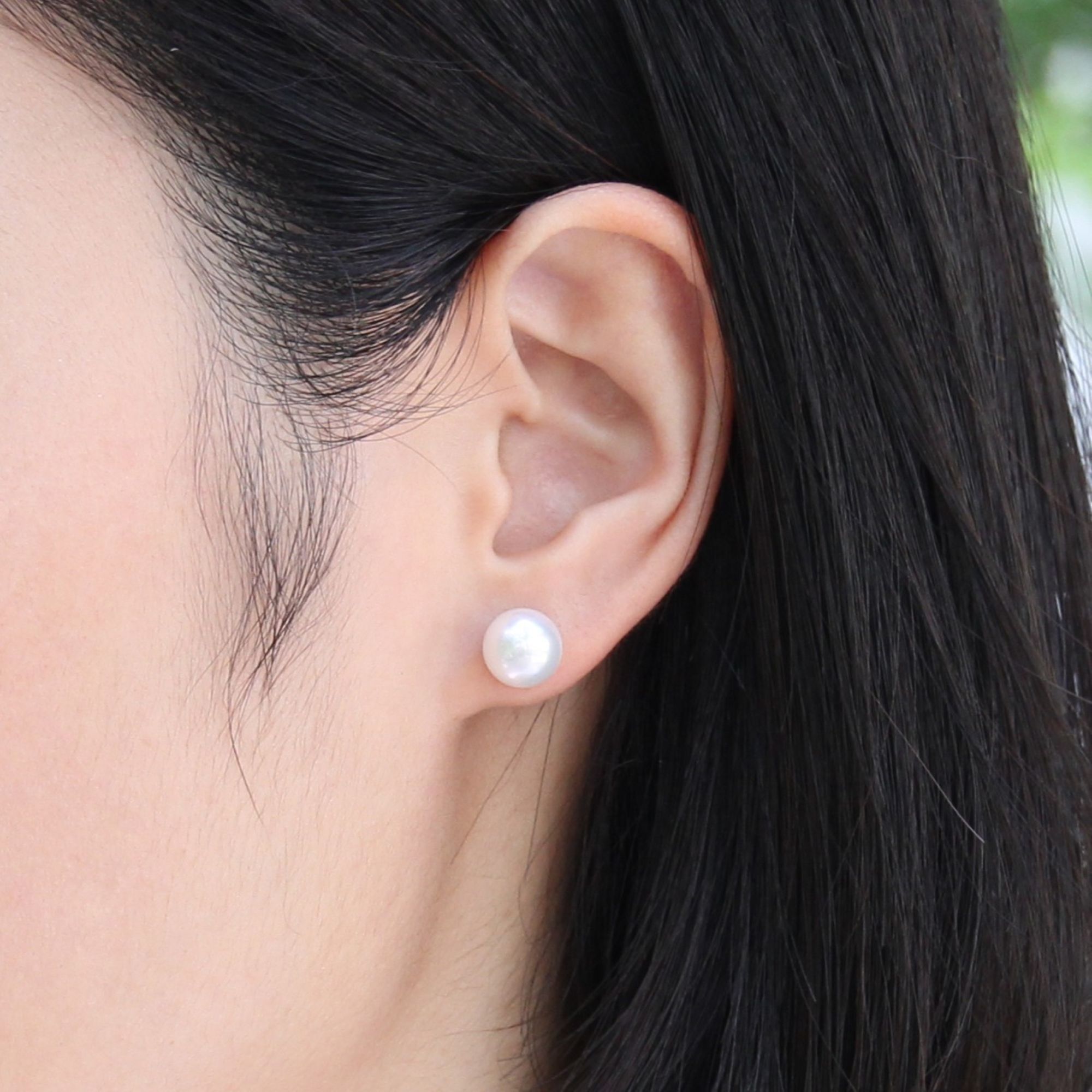 A 8.5~9.0mm white akoya pearl earring stud..