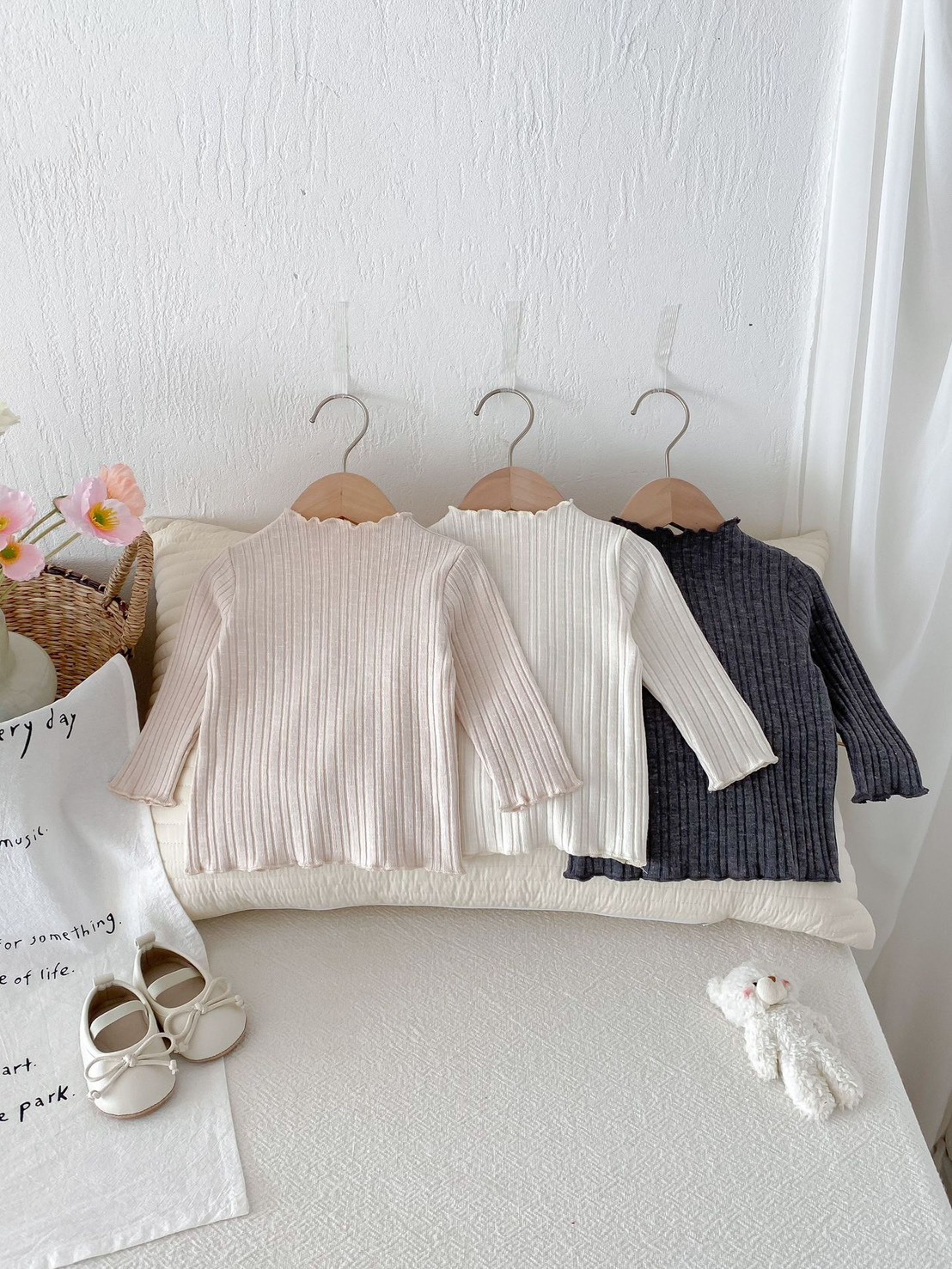 木耳邊純色坑條上衣