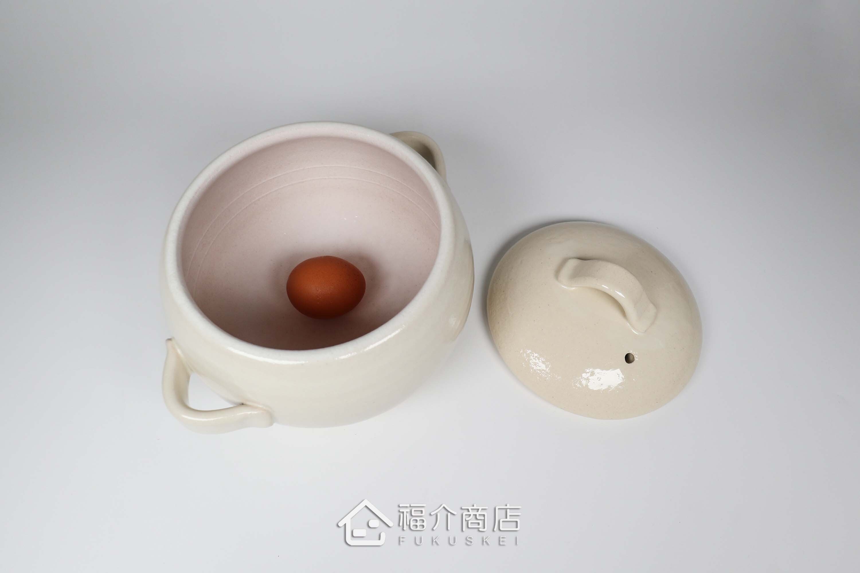 煮飯用陶瓷材質的飯鍋與土雞蛋