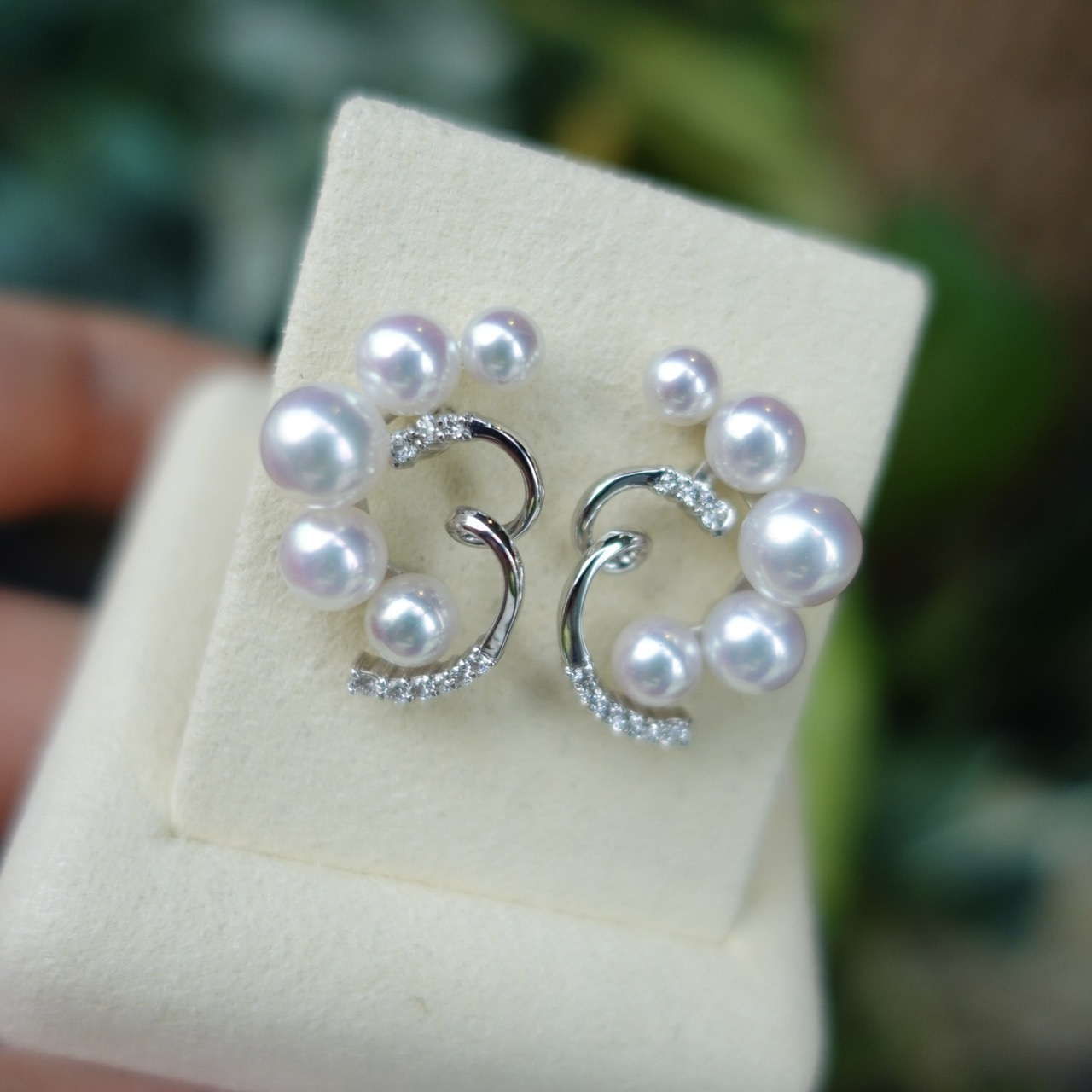 18K金鏡面日本AKOYA珍珠鑽石耳釘 - 律動曲線