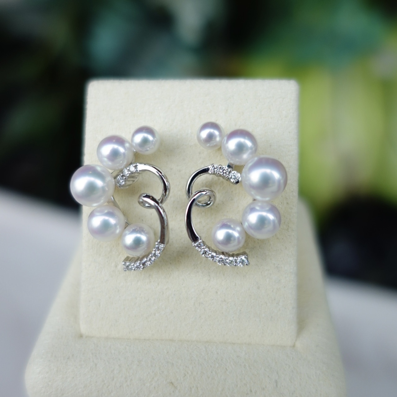 18K金鏡面日本AKOYA珍珠鑽石耳釘 - 律動曲線