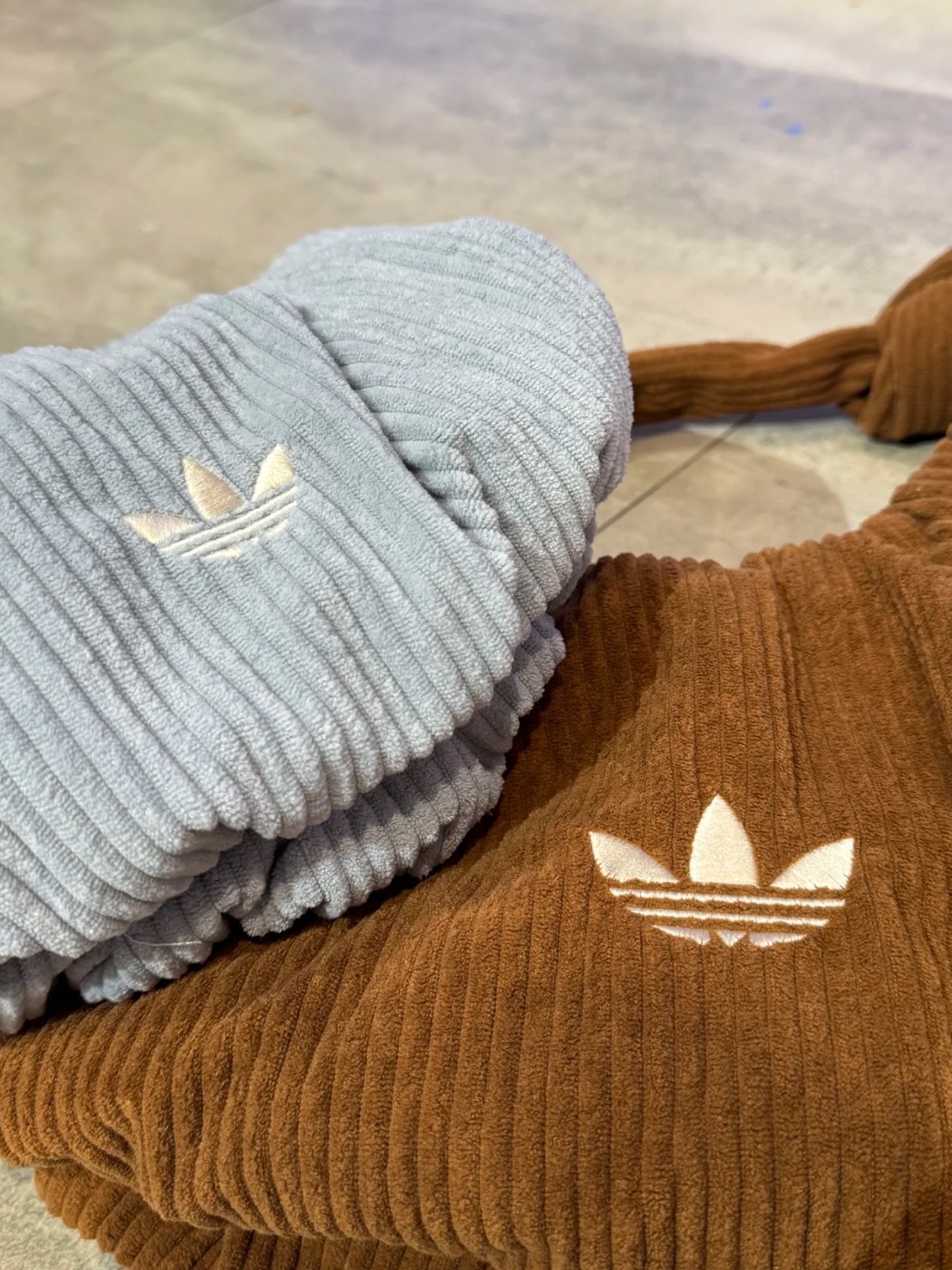 ADIDAS 1.6L 燈芯絨 雲朵包 小號 2色