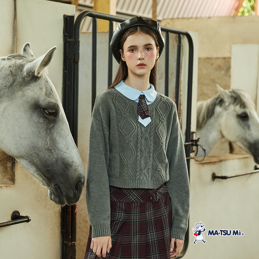 MA‧TSU Mi 短版百搭刺繡英文字麻花紋理長袖針織上衣(深藍.深灰)