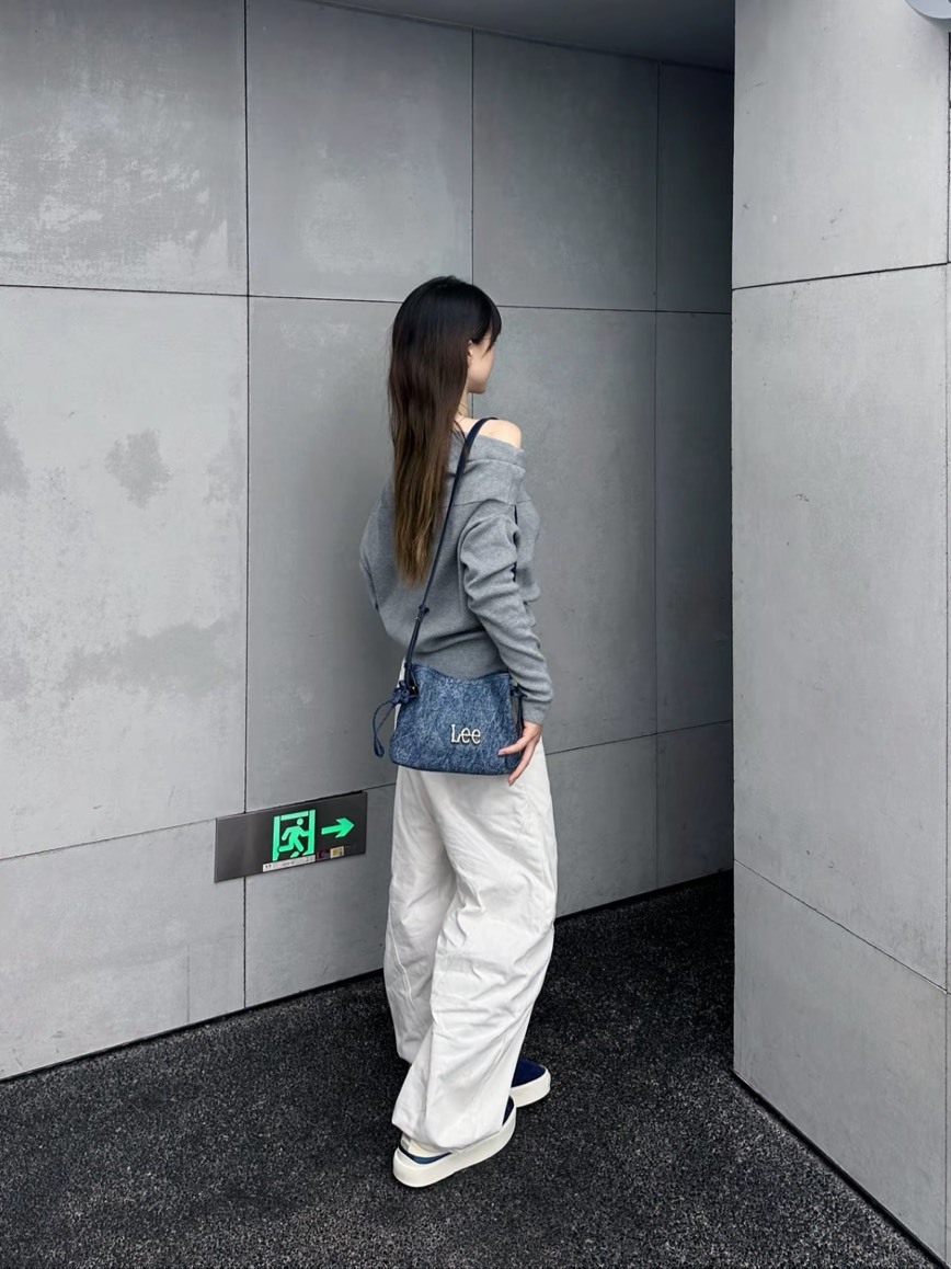 【預購】LEE 小花繩結 側背包 單寧 LE240104M523