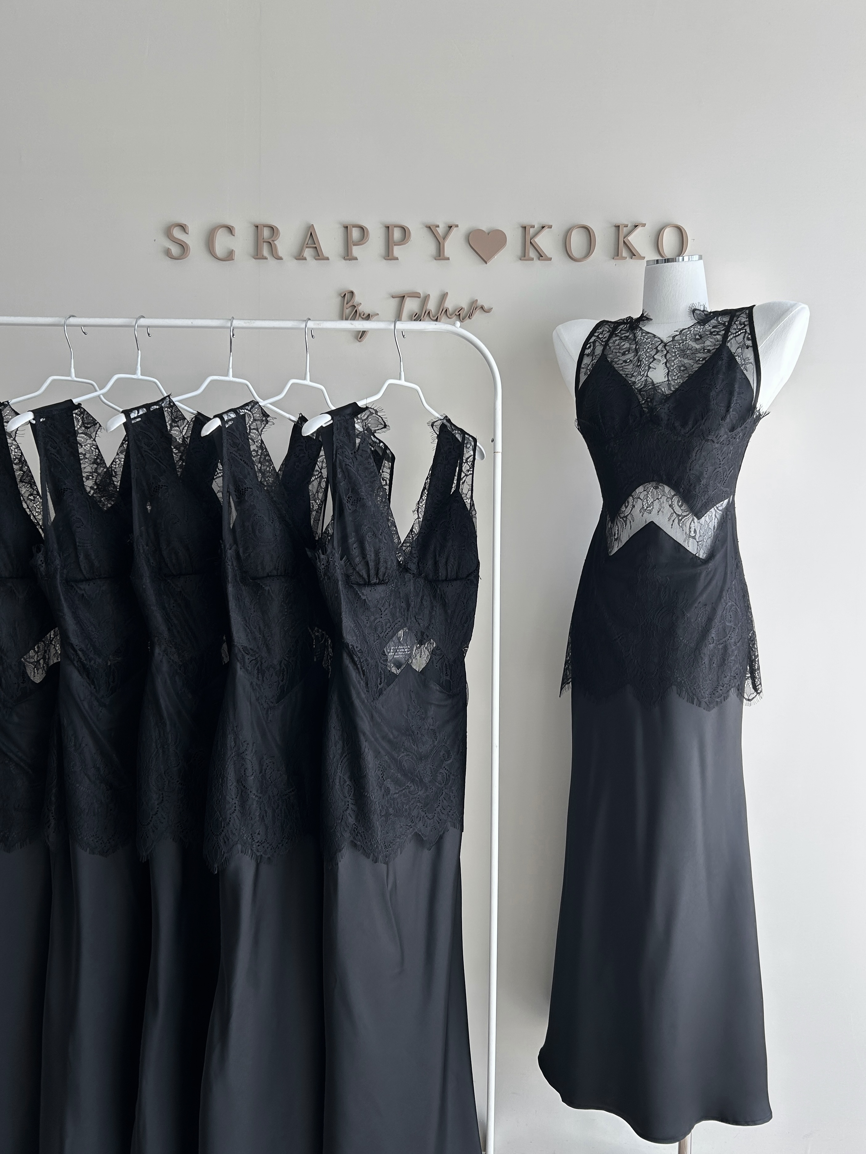 Swan 黑天鵝 蕾絲緞面拼接修身洋裝