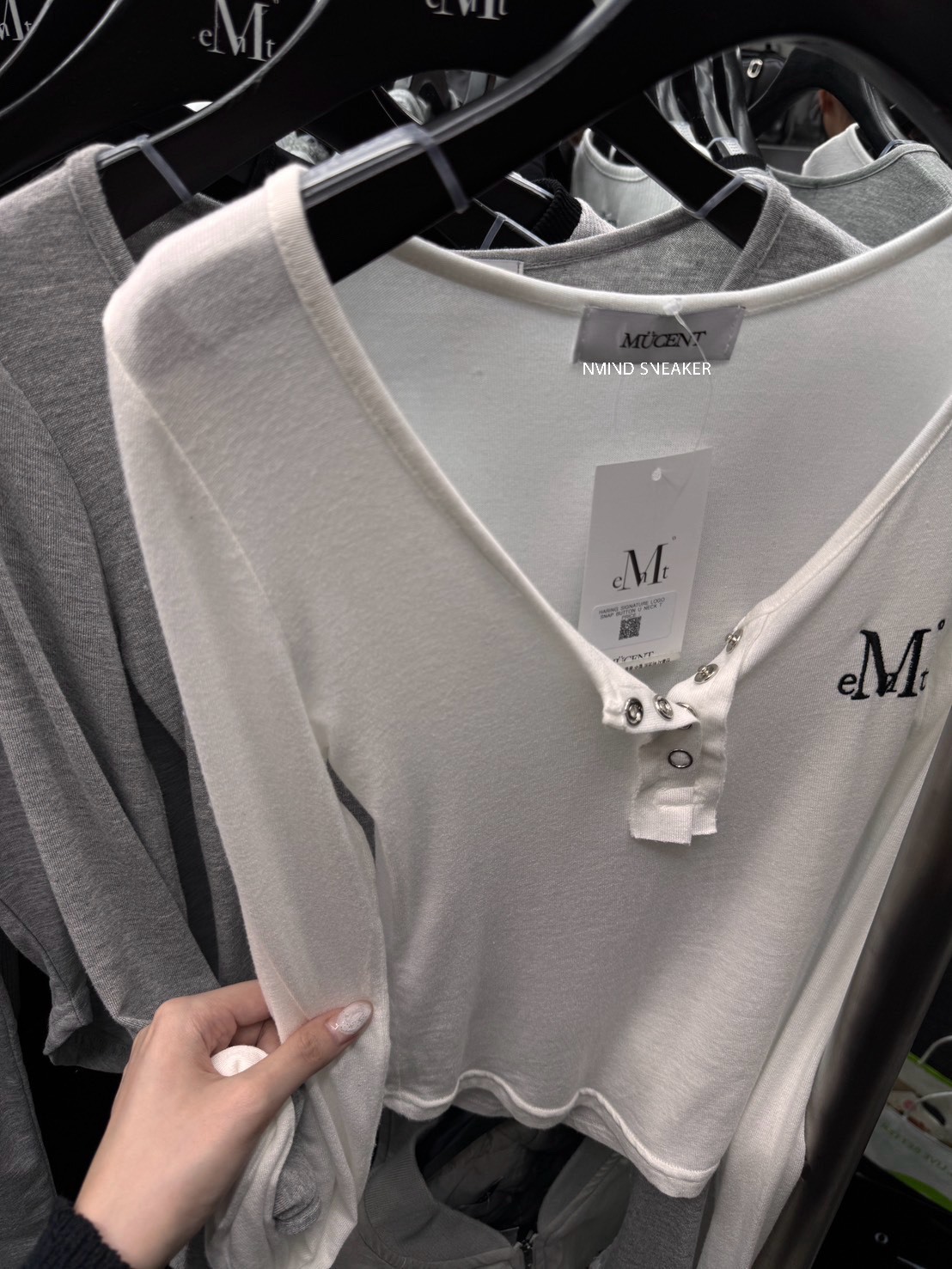 <快速出貨> MUCENT 刺繡LOGO 辣妹薄長袖