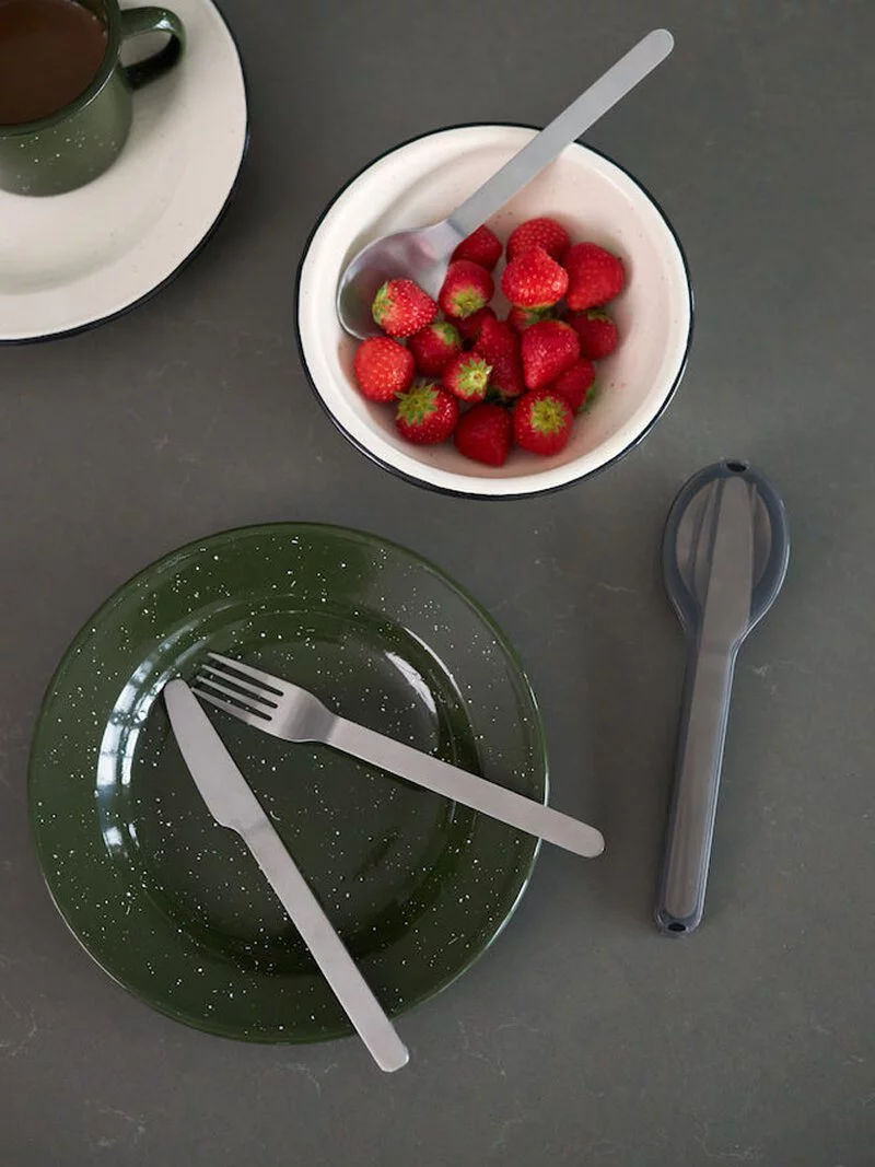 Sagaform-Doris 琺瑯餐具,綠色款餐盤,米白色款碗,雙色搭配,營造活潑氣氛