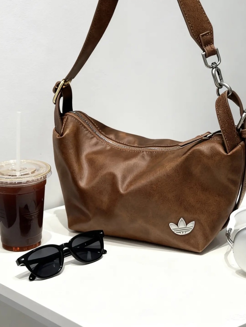 ADIDAS ORIGINALS BEL TED 仿皮革 仿舊 刷舊 焦糖棕 單肩包 手提包 腋下包 可調節 金屬小標 KT0865 / 預購