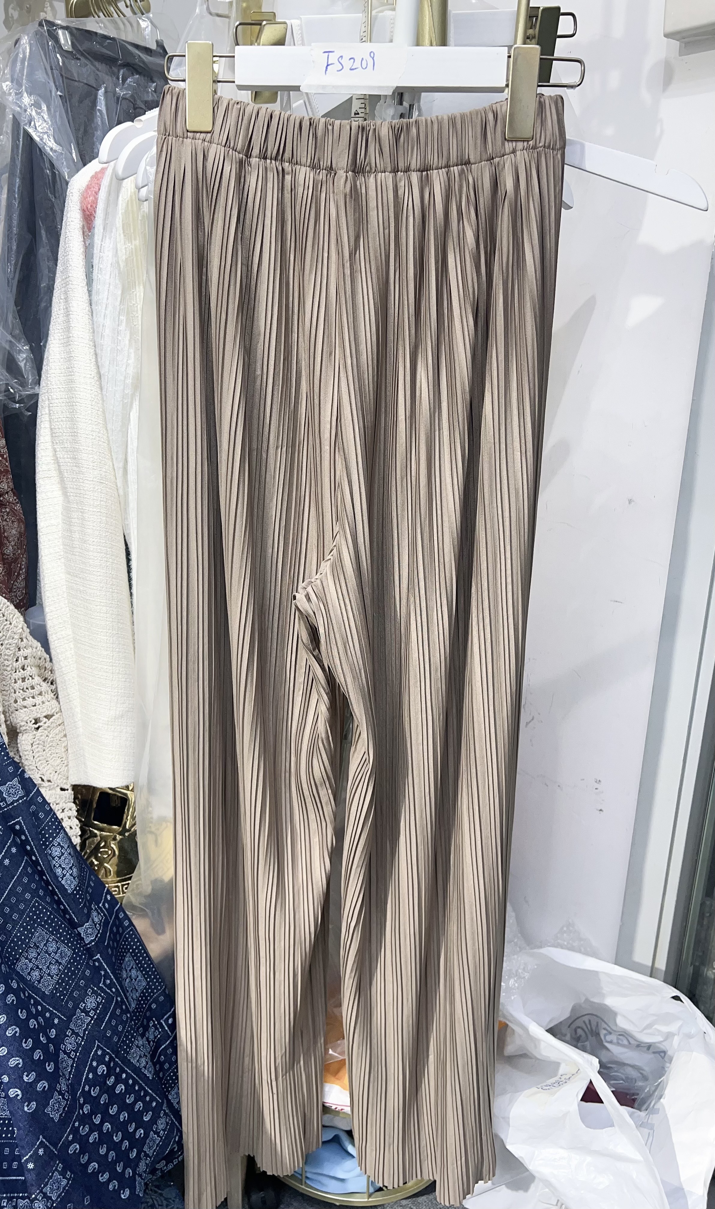 (現貨) FS209 腰25-50 HIP58 長42 $139 (一口價)