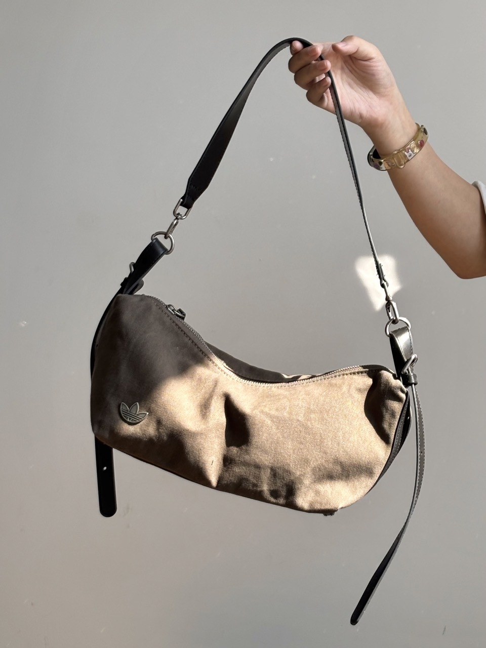 ADIDAS ORIGINALS 落葉棕 橄欖棕 布面 帆布包 單肩包 手提包 腋下包 大包 大容量 金屬小標 KT0864 KT0862 / 調貨