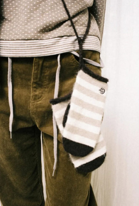 【代購】AEAE STRIPE MITTEN GLOVES 條紋連指保暖手套 手套 保暖 可斜背 條紋 綁帶