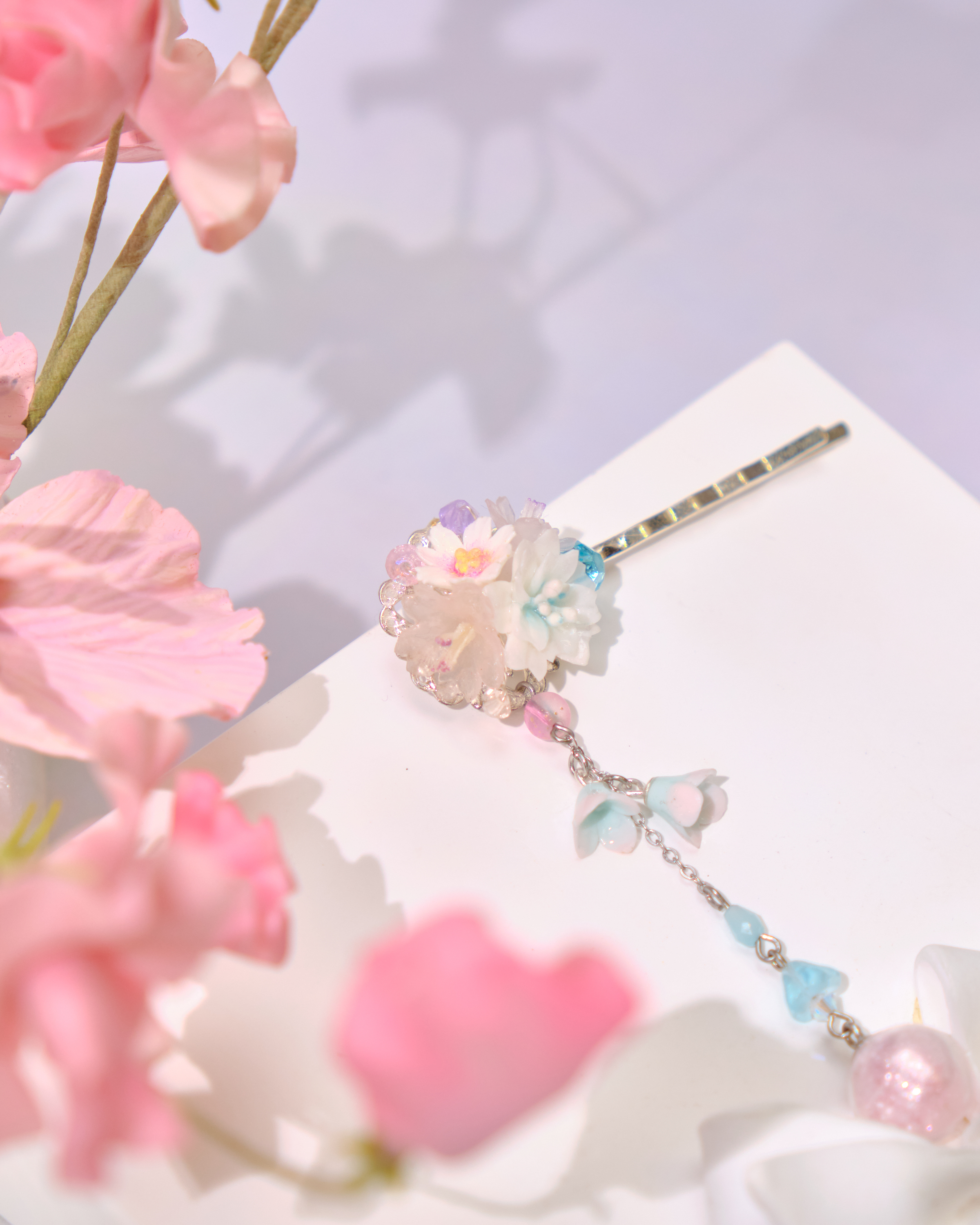 12802 粉嫩花束發夾配吊飾