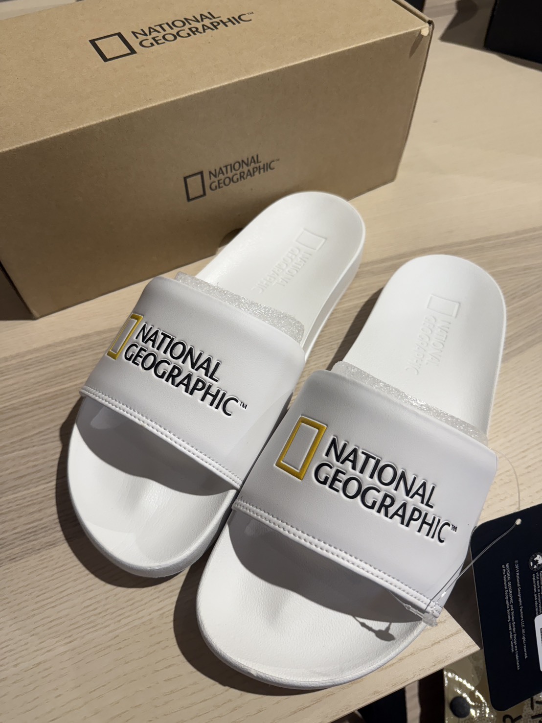零碼出清】National Geographic 百搭休閒拖鞋｜白色Logo拖｜28CM