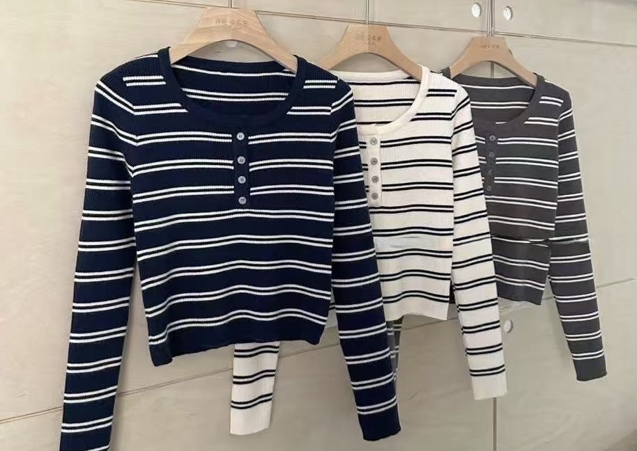 426 條紋釘釦坑條針織上衣