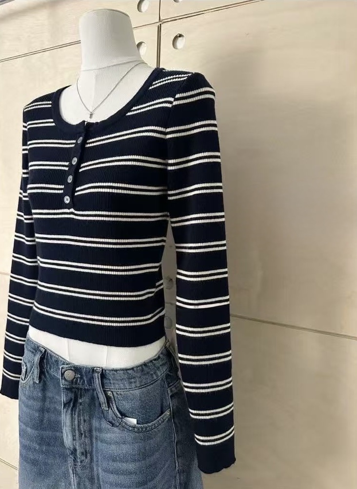 426 條紋釘釦坑條針織上衣