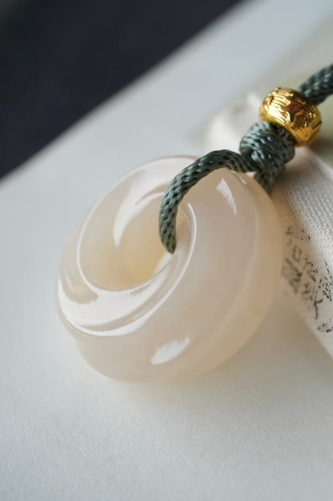 920412 和田玉藕粉“莫比烏斯環”掛件