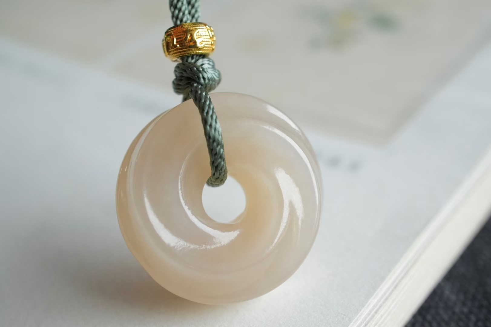 和田玉藕粉“莫比烏斯環”掛件,天然和田玉軟玉