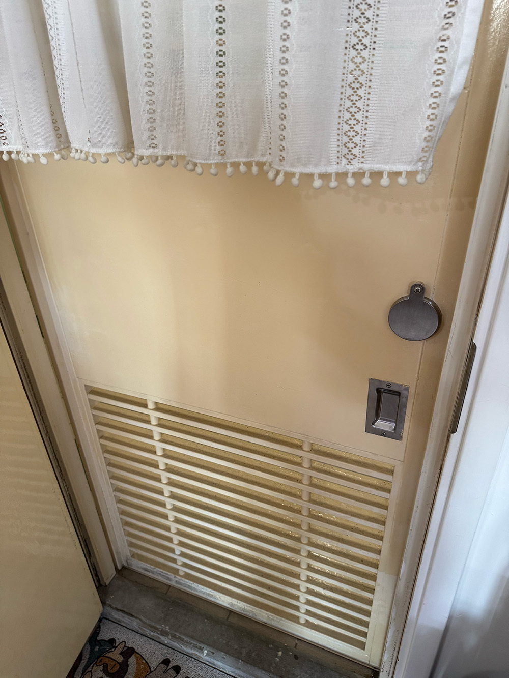 cadman 如何分左右？ 門鎖位在右邊, 所以選 R 款