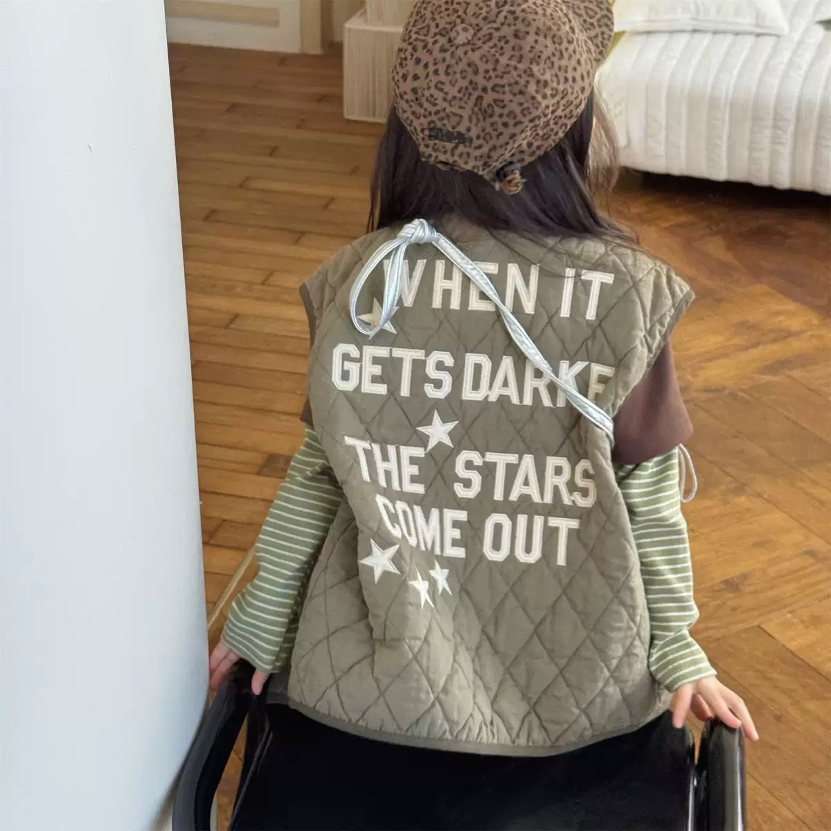 三色刺繡字母夾棉背心