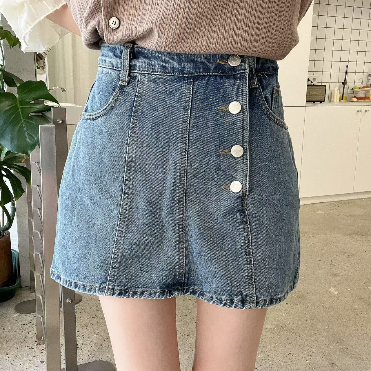 側銀釦牛仔短褲裙