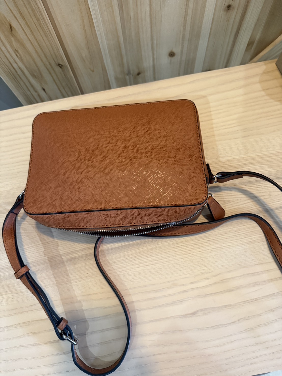 【出清特價】GUESS 相機包｜棕咖色｜台灣公司貨 EE750570