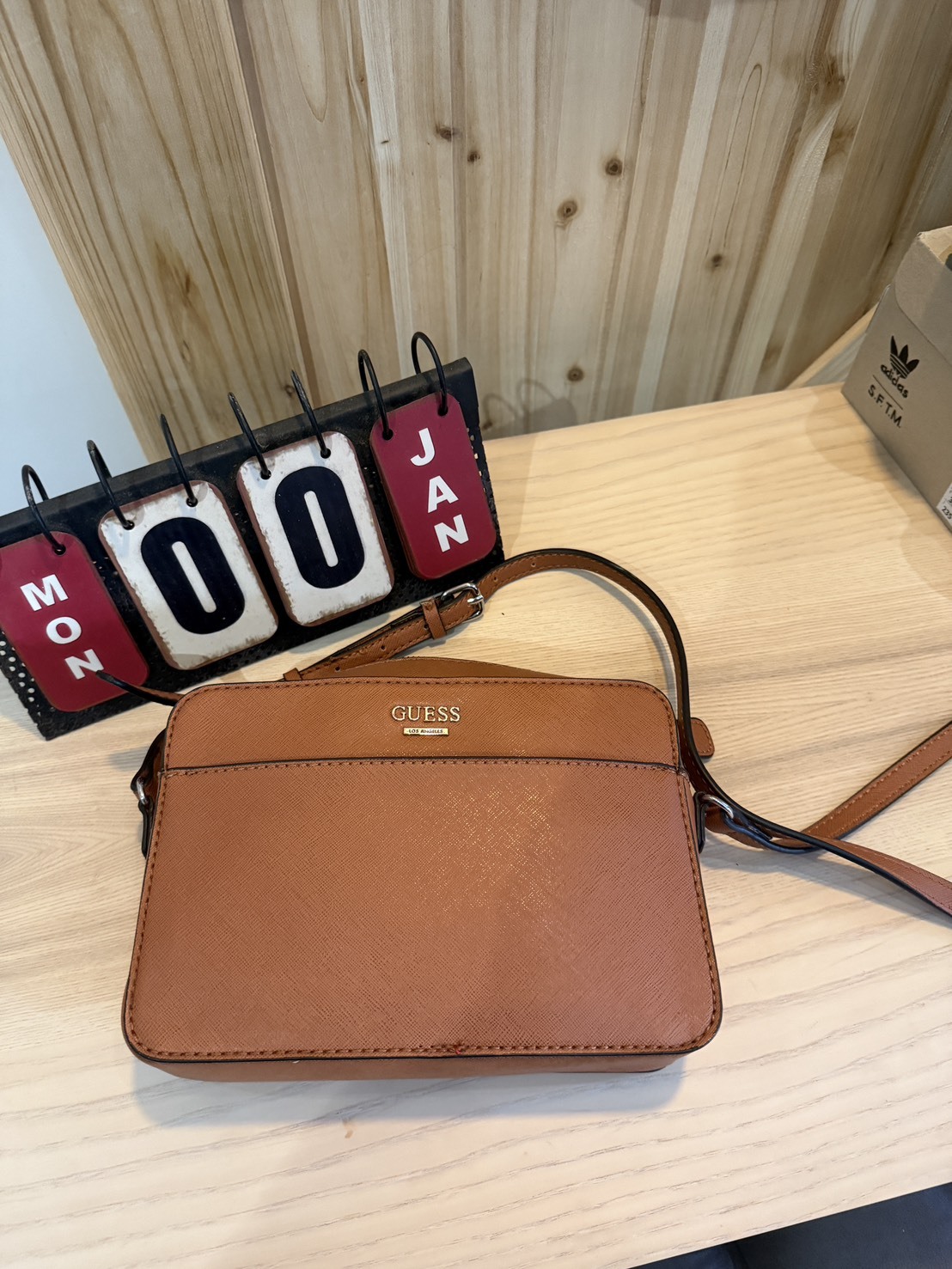 【出清特價】GUESS 相機包｜棕咖色｜台灣公司貨 EE750570