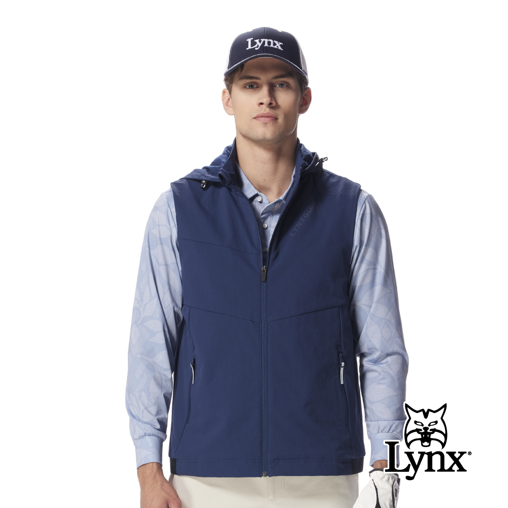 【Lynx Golf】男款防風防潑水剪裁造型LOGO印花立領連帽背心