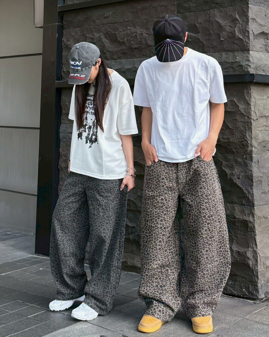 韓國豹紋微彎刀長褲 經典深灰 男女實著照