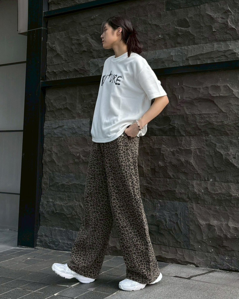 韓國豹紋微彎刀長褲 經典 女生實著照 側面