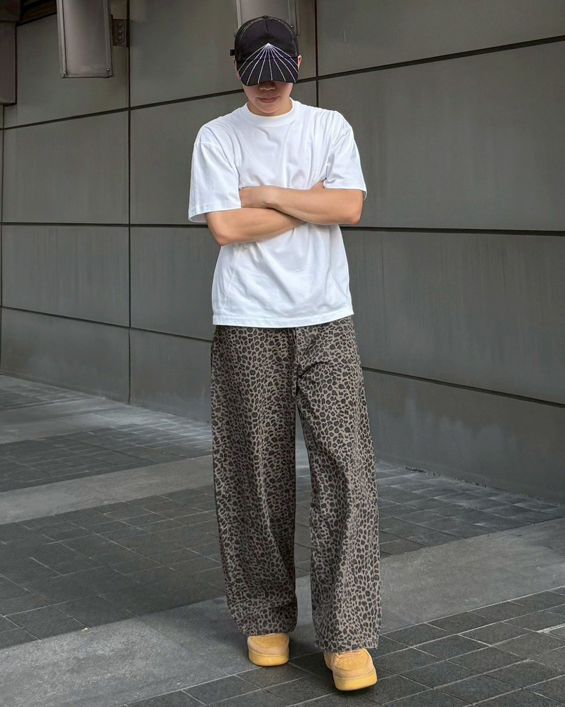 韓國豹紋微彎刀長褲 經典 女生實著照 正面