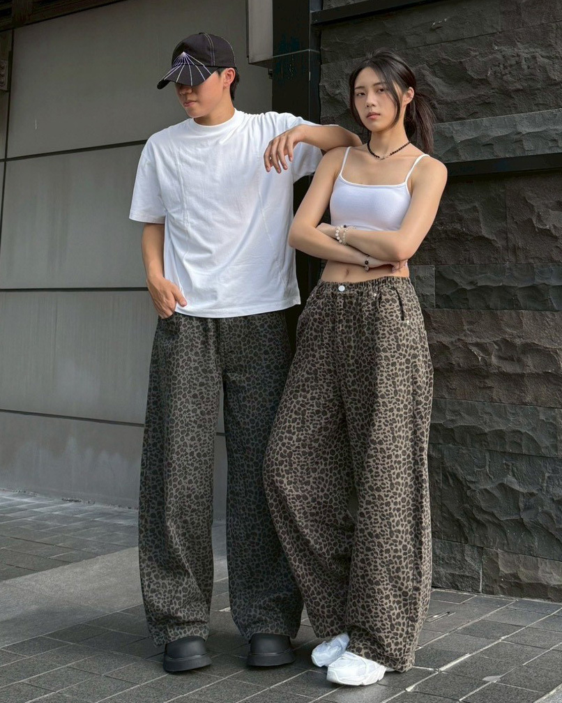 豹紋微彎刀長褲 經典深灰 男女實著照