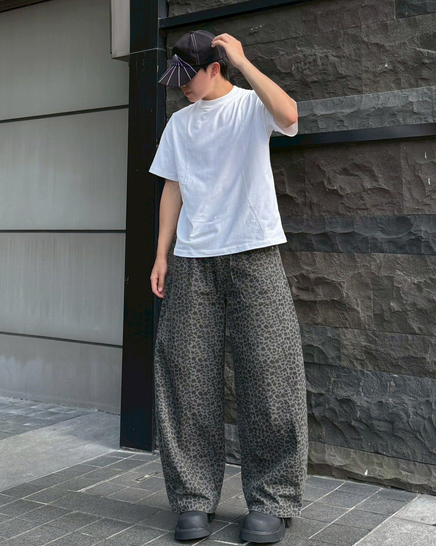 韓國豹紋微彎刀長褲 深灰 男生實著照 正面