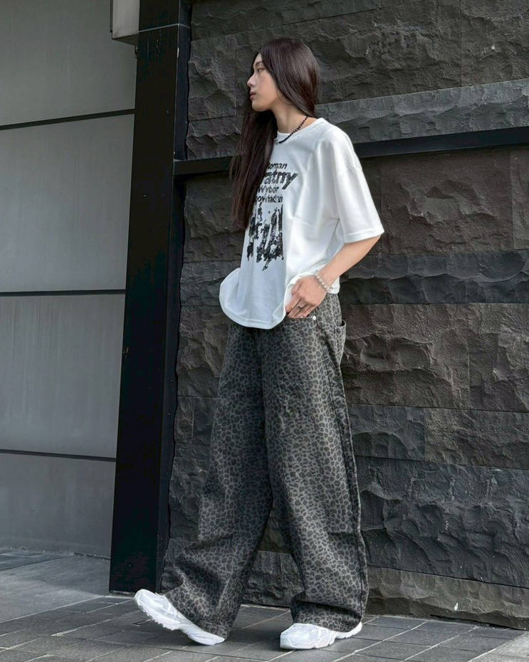 韓國豹紋微彎刀長褲 深灰 女生實著照 側面