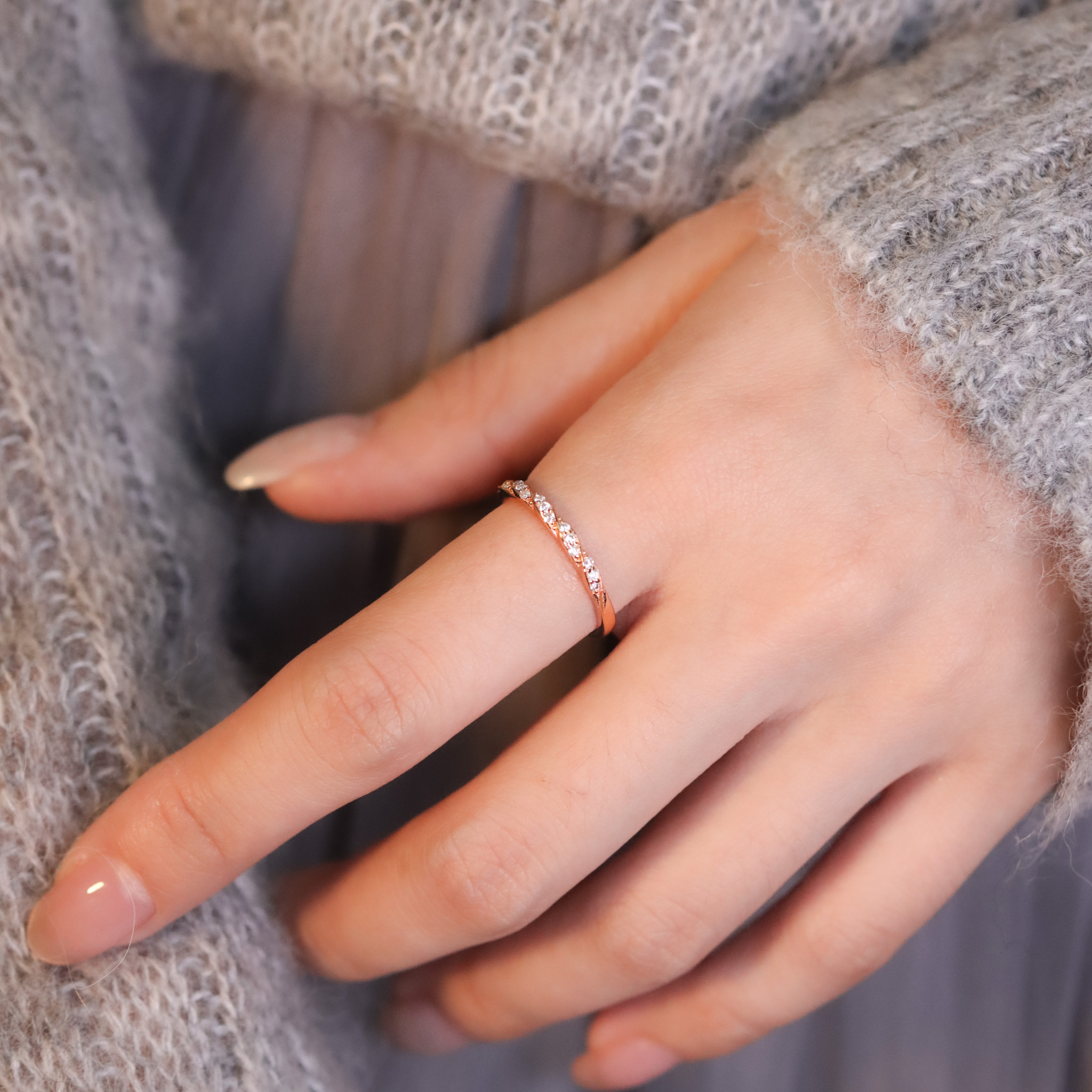 | 925純銀・ 厚鍍玫瑰金 ・莫桑石 | 鑽光轉身是閃耀戒指 | RI0950 |